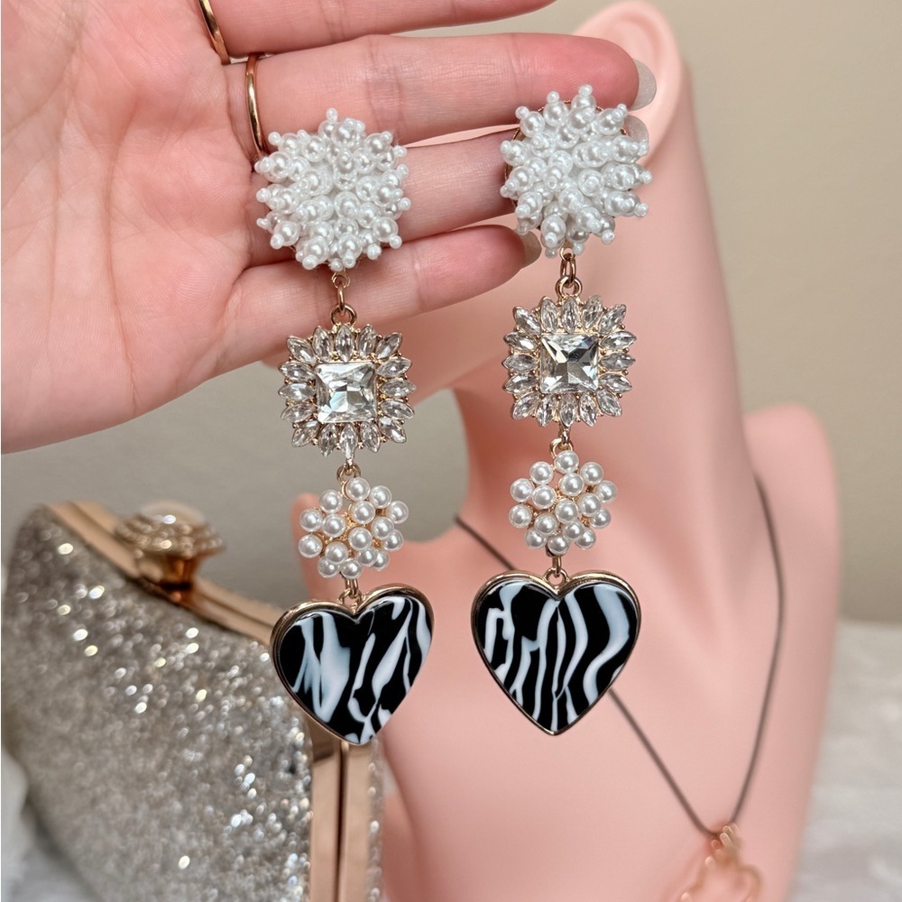Elegant Black and White Heart Earrings - Picture 7 of 7